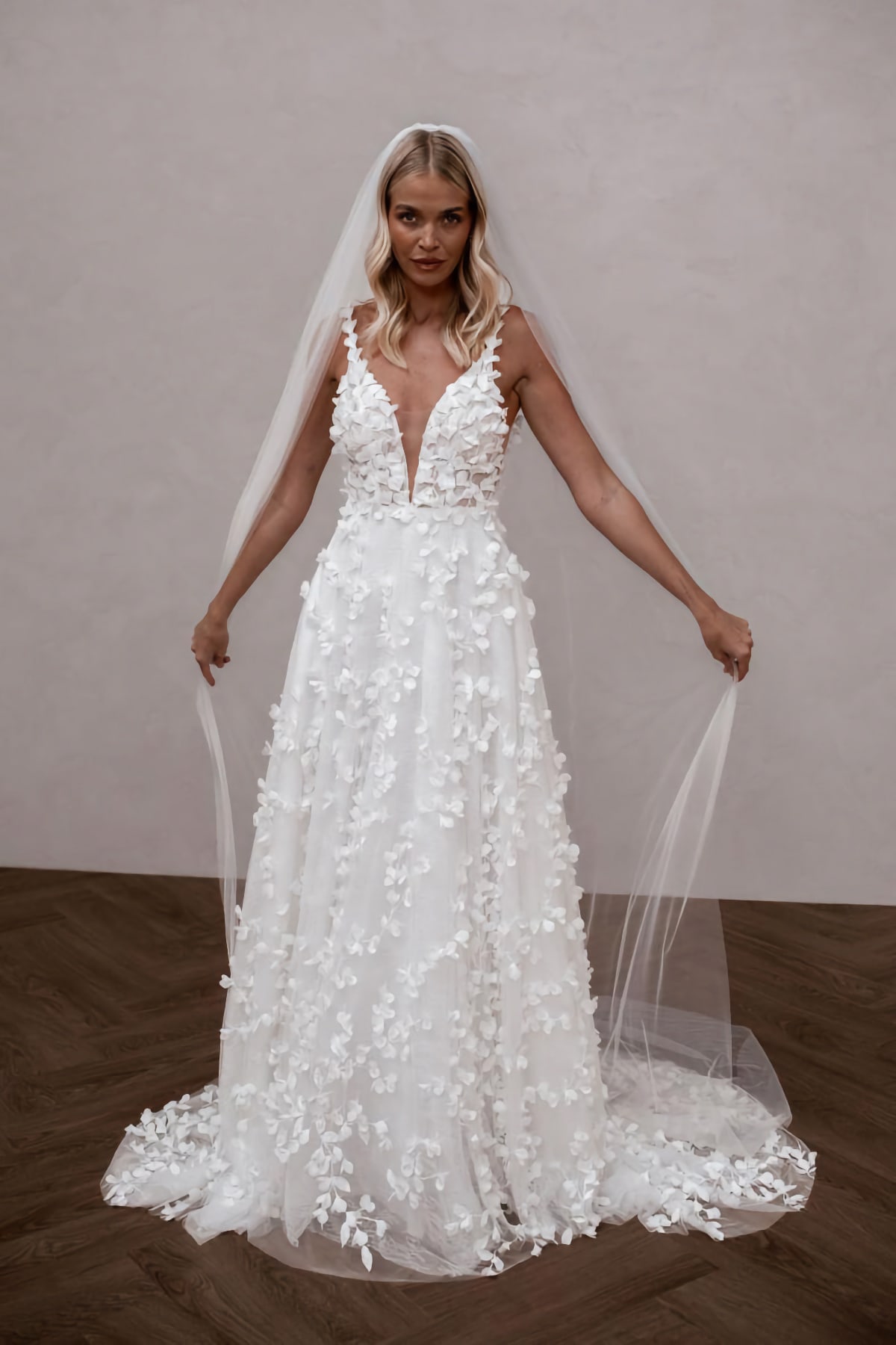 robe de mariée Made with Love disponible chez Melody Nelson à Erpent, Namur, Belgique