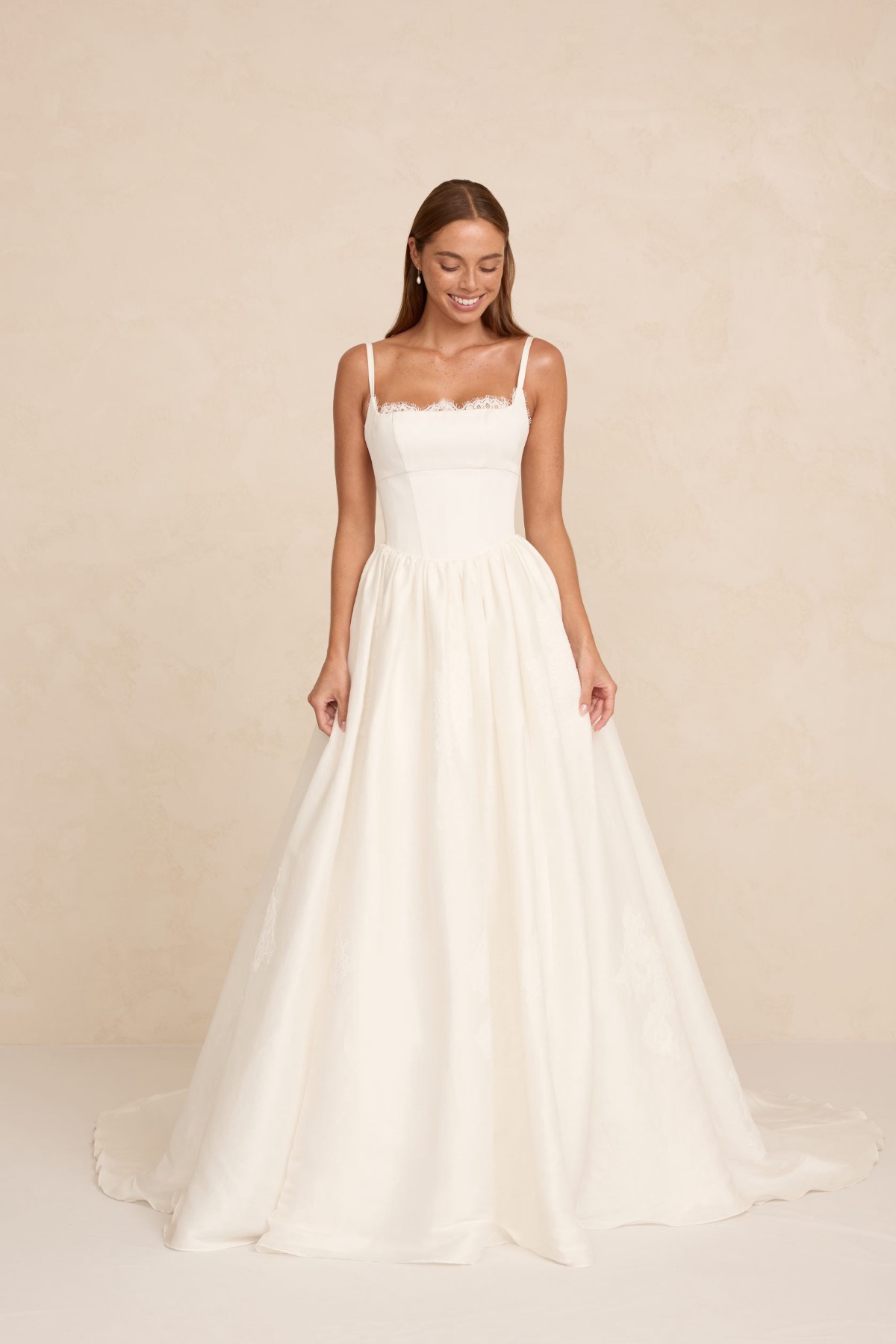robe de mariée Made with Love disponible chez Melody Nelson à Erpent, Namur, Belgique